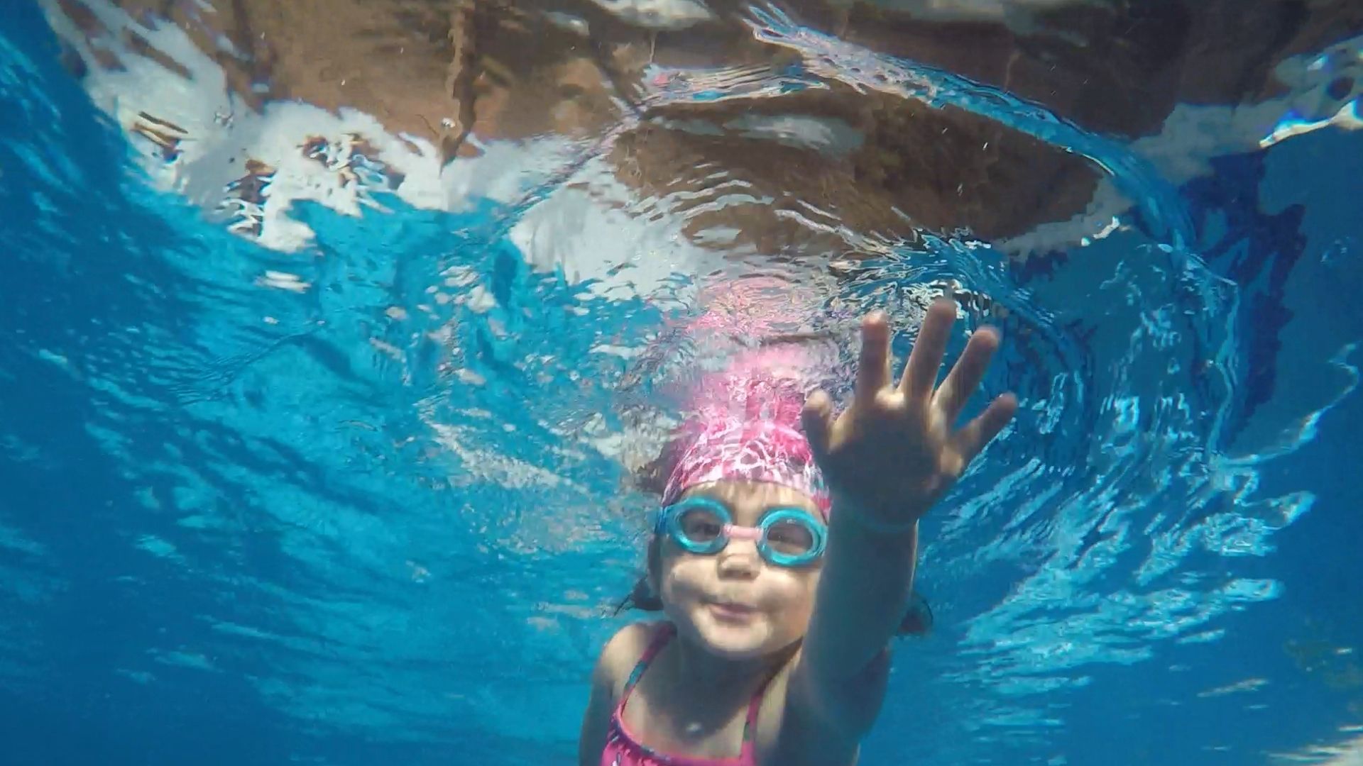 Mãe e bebê compartilhando uma experiência na piscina