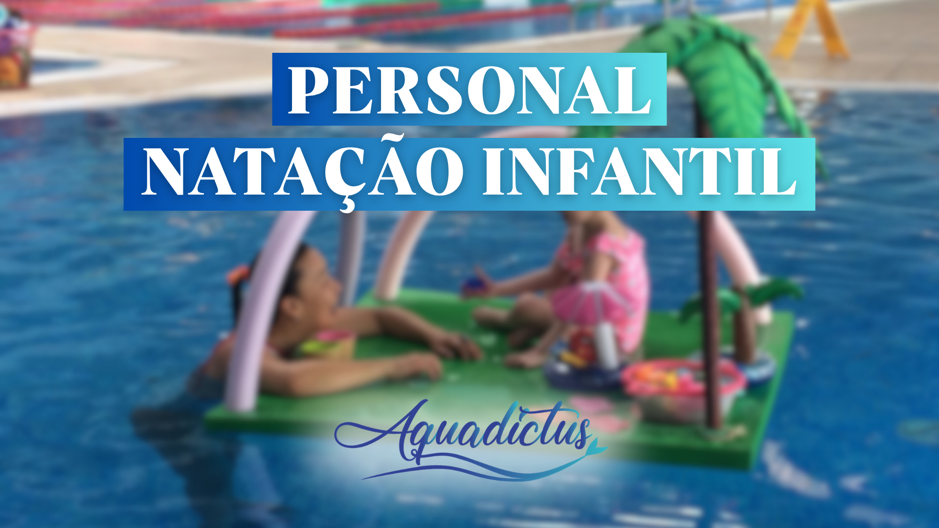 Mãe e bebê compartilhando uma experiência na piscina